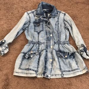 Light jacket with buttons and zipper